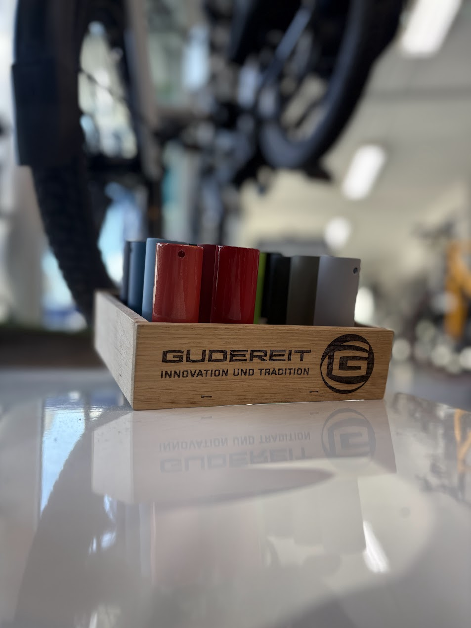 Gudereit-Farbmuster in einer Holzbox bei uns im Laden