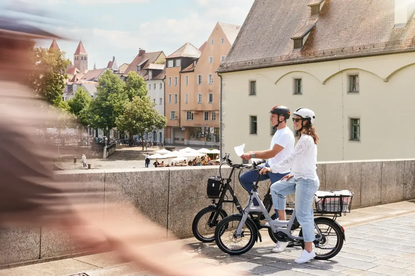 Paar mit i:SY Kompakt-E-Bikes in der Altstadt