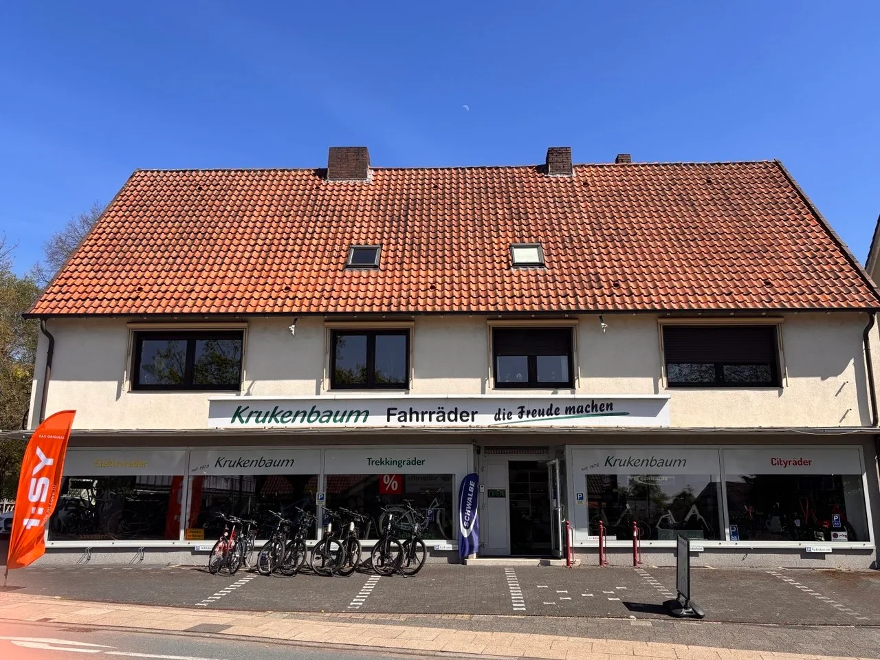 Ladenfront von Fahrrad Krukenbaum mit Eingang und Schaufenstern