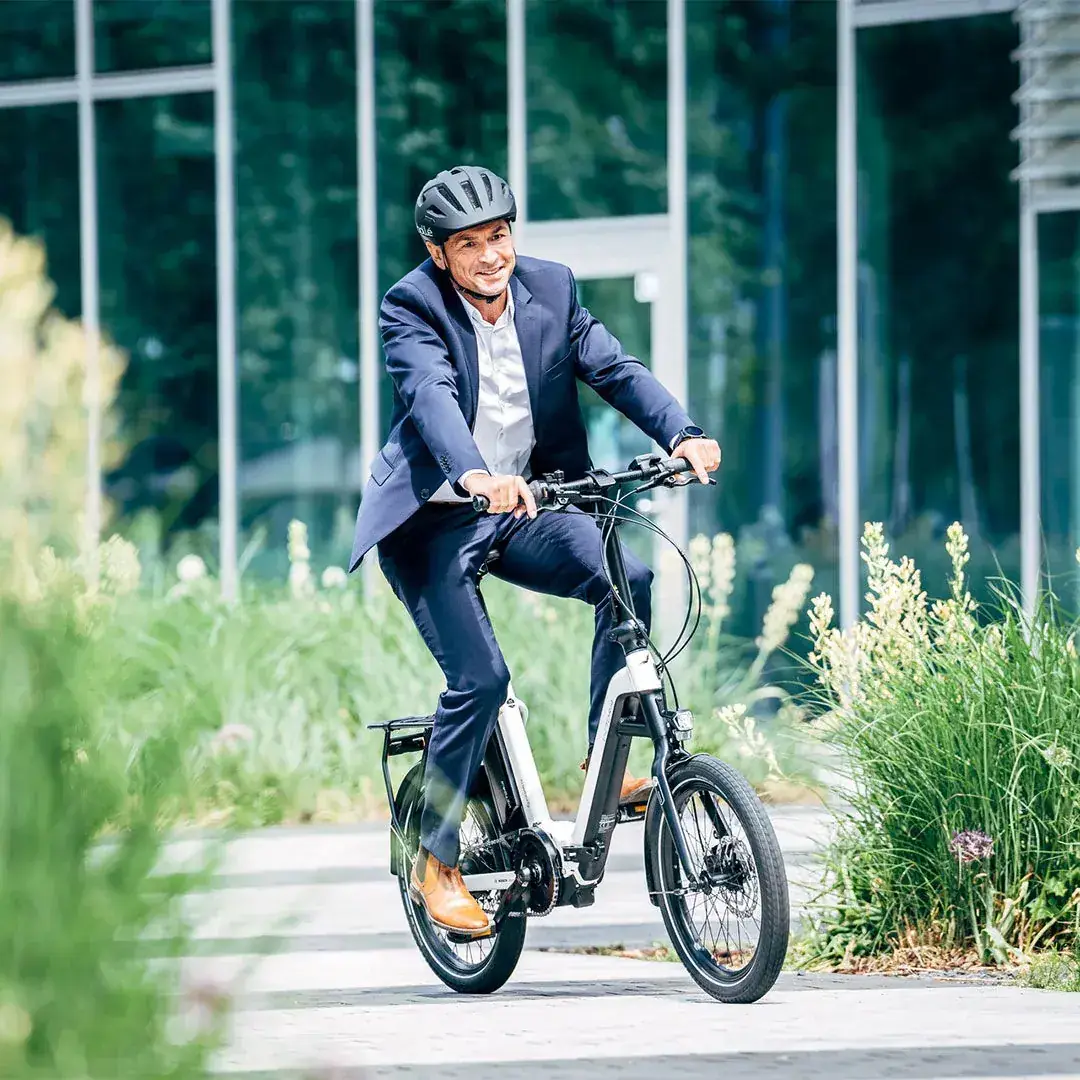 Pendler auf einem Victoria City-E-Bike